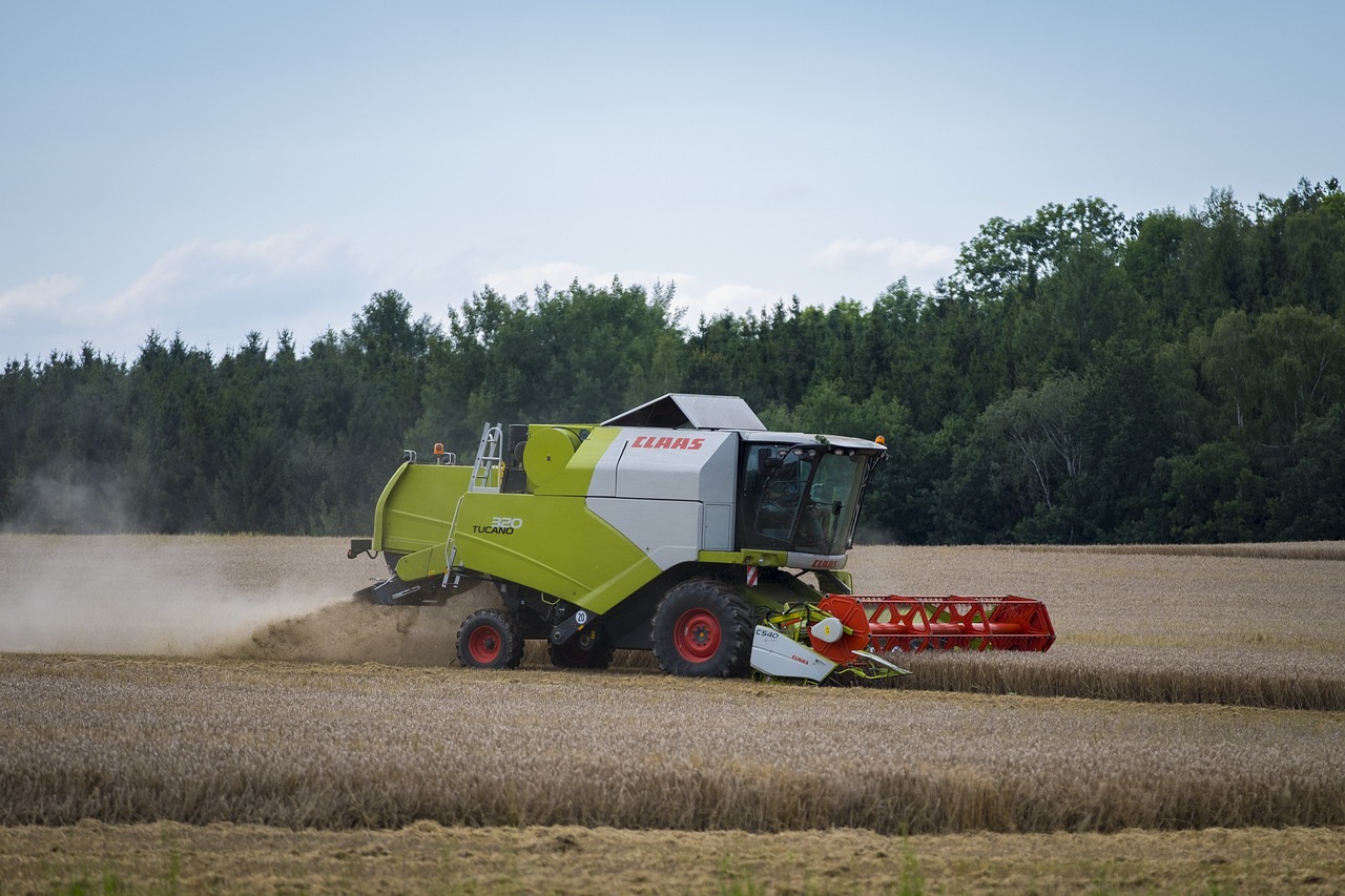 最新收割機(jī)跨區(qū)作業(yè)視頻，高效農(nóng)業(yè)機(jī)械化時(shí)代的展現(xiàn)